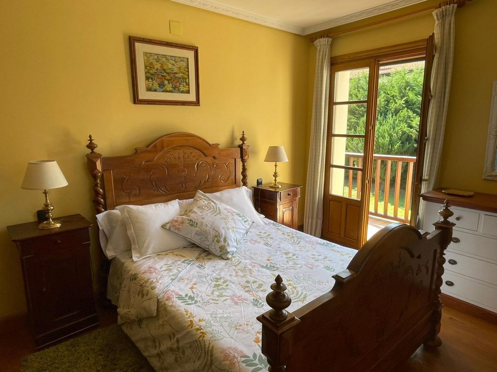 Amplio dormitorio con salida privada a terraza. Casa Rural Galain en Navarra