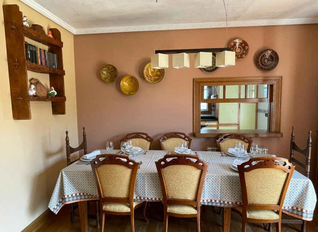 Amplio salón comedor con mesa para 10 comensales