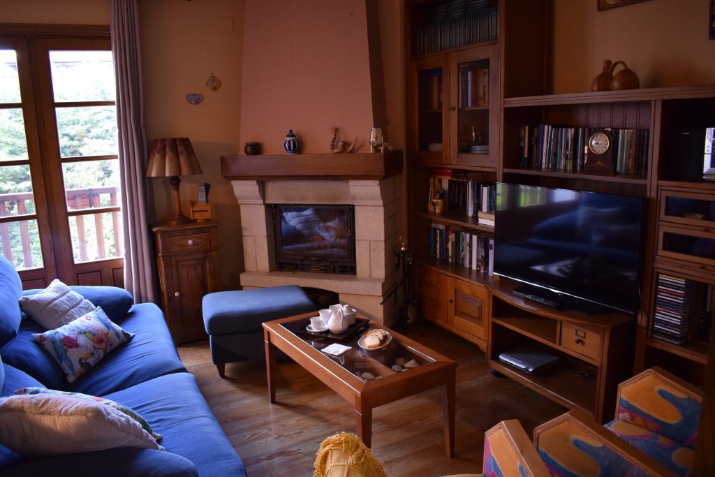 Salón comedor con chimenea y vistas al jardín. Casa Rural Galain en Navarra