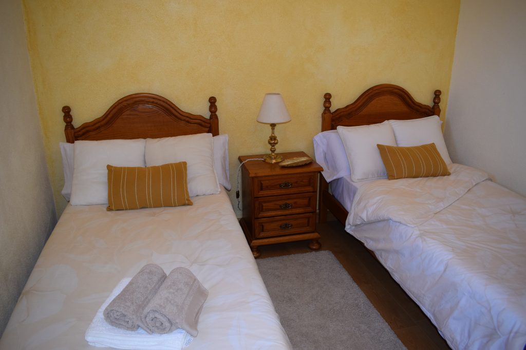 Casa Rural Galain-Navarra. Dormitorio doble con acceso a jardín