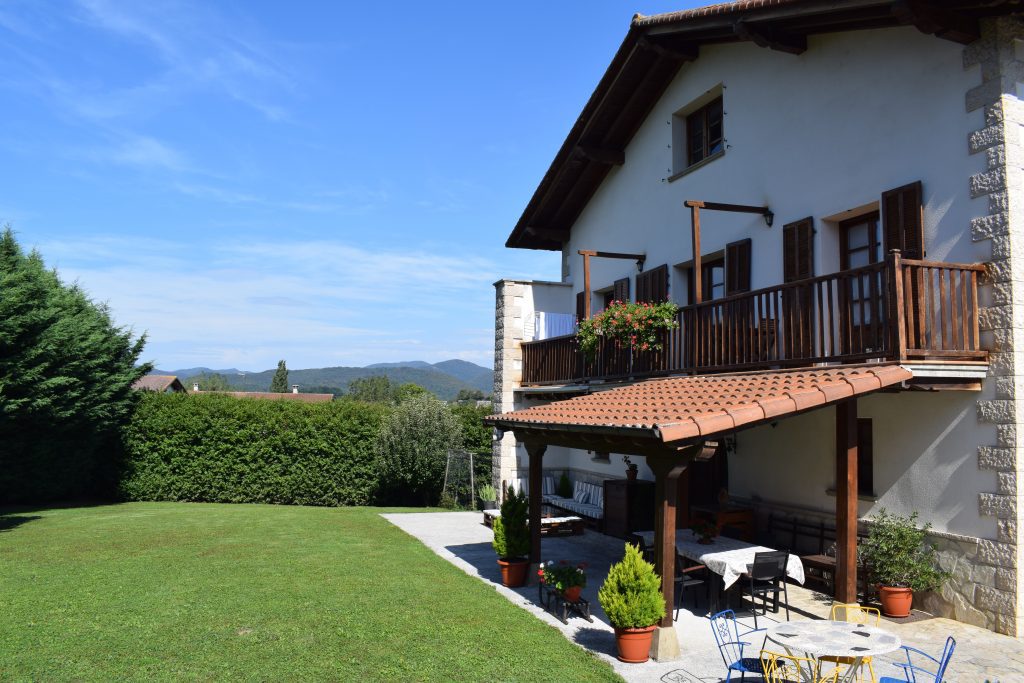 Jardín de 900 metros para jugar y disfrutar del aire libre. Casa Rural Galain en Navarra.