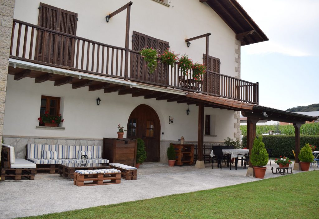 Extensa terraza con vistas al jardín. Casa Rural Galain en Navarra