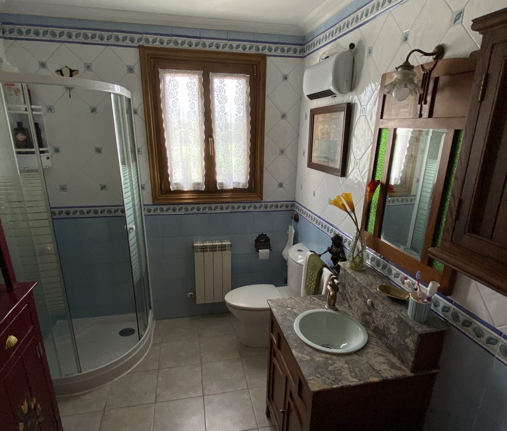 Espacioso baño con ducha en la primera planta