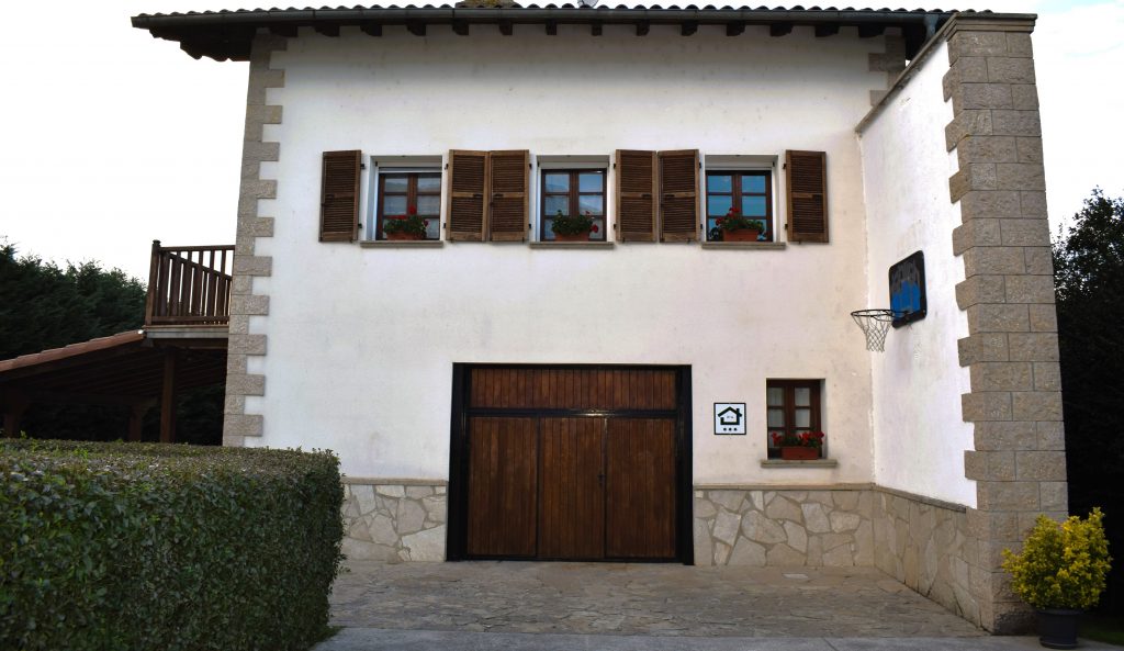 Fachada lateral con Canasta. Casa Rural en Navarra. Valle de Ultzama